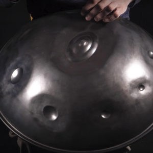 playing saraz handpan